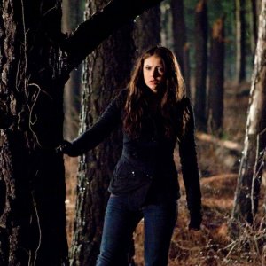 Nina Dobrev in mezzo alla foresta nei pressi di Mystic Falls nell'episodio Let the Right One In di Vampire Diaries