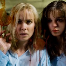 Radha Mitchell e Danielle Panabaker in un'immagine del film The Crazies
