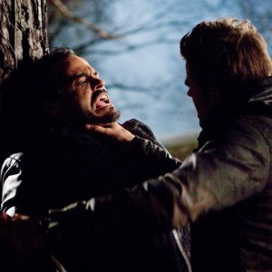 Stefan (Paul Wesley) affronta Frederick (Stephen Martines) nell'episodio Let the Right One In di Vampire Diaries