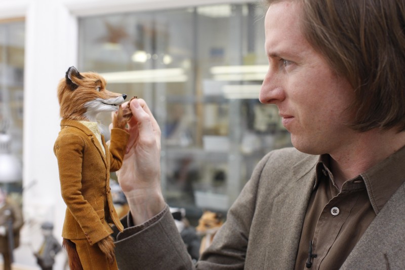 Wes Anderson con il modellino del protagonista di Fantastic Mr. Fox