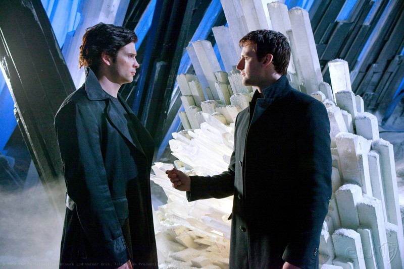 Tom Welling Discute Con Callum Blue Alla Fortezza In Una Scena Dell Episodio Upgrade Di Smallville 152360