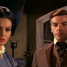 Daliah Lavi e Tony Kendall in una scena del film La frusta e il corpo (1963)