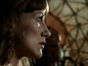 Daria Nicolodi in una sequenza del film Shock del 1977