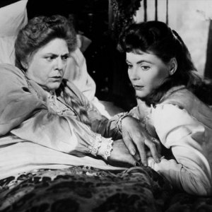 Ethel Barrymore con Dorothy McGuire in una scena del film La scala a chiocciola