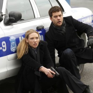 Fringe: Anna Torv e Joshua Jackson in una scena dell'episodio The Man from the Other Side