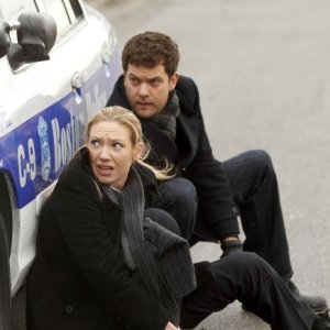 Fringe: Anna Torv e Joshua Jackson nell'episodio The Man from the Other Side