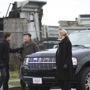 Fringe: Anna Torv, John Noble e Joshua Jackson nell'episodio The Man from the Other Side