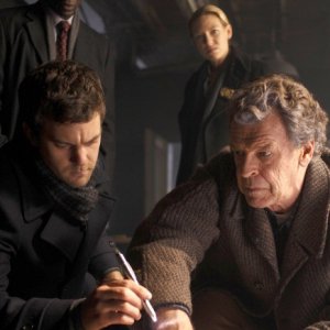 Fringe: Anna Torv, Lance Reddick, John Noble e Joshua Jackson nell'episodio The Man from the Other Side