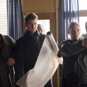 Fringe: John Noble, Anna Torv e Joshua Jackson nell'episodio White Tulip