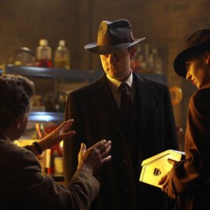 Fringe: John Noble, Joshua Jackson ed Anna Torv in una delle prime immagini dell'episodio musicale Brown Betty