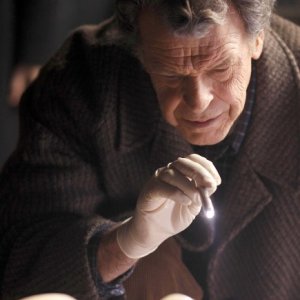 Fringe: John Noble nell'episodio The Man from the Other Side