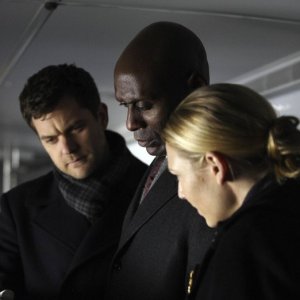 Fringe: Lance Reddick, Anna Torv e Joshua Jackson nell'episodio White Tulip