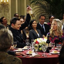 Jim Parsons e Kaley Cuoco in una scena dell'episodio The Pants Alternative di The Big Bang Theory