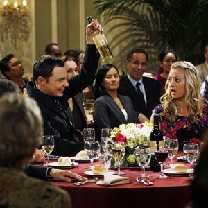 Jim Parsons e Kaley Cuoco in una scena dell'episodio The Pants Alternative di The Big Bang Theory