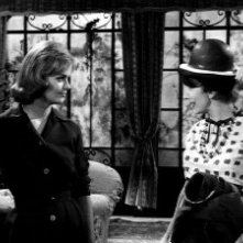 Letícia Román e Valentina Cortese in una scena del film La ragazza che sapeva troppo (1962)