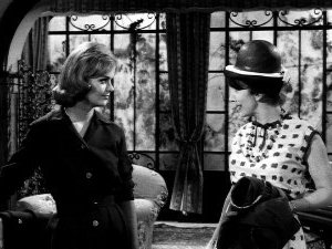 Letícia Román e Valentina Cortese in una scena del film La ragazza che sapeva troppo (1962)