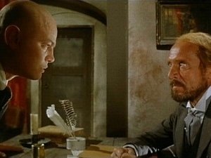 Luciano Catenacci con Piero Lulli in una scena del film Operazione paura