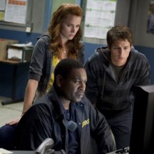 Mykelti Williamson, Shantel Vansanten e Bobby Campo in una scena dell'horror The Final Destination 3D