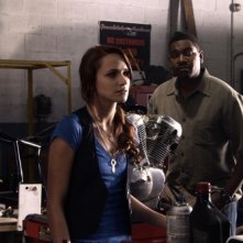 Nick (Bobby Campo), Lori (Shantel Vansanten) e George (Mykelti Williamson) nell'officina del meccanico (Andrew Fiscella) nell'horror The Final Destination 3D