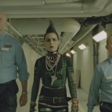 Noomi Rapace nel ruolo di Lisbeth, protagonista del film La regina dei castelli di carta