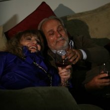 Piera degli Esposti e Luigi Diberti nell'episodio La lontananza di Tutti pazzi per amore 2