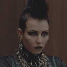 Primo piano di Noomi Rapace dal film La regina dei castelli di carta