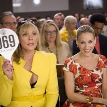 Samantha (Kim Cattrall) e Carrie (Sarah Jessica Parker), amiche inseparabili nella commedia romantica Sex and the City