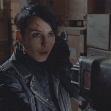 Un'immagine di Noomi Rapace dal film La regina dei castelli di carta