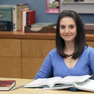 Alison Brie in una scena dell'episodio Investigative Journalism di Community