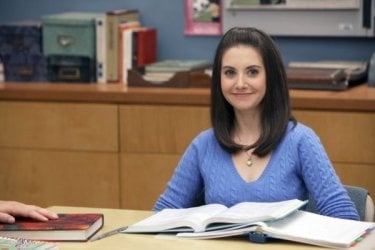 Alison Brie in una scena dell'episodio Investigative Journalism di Community