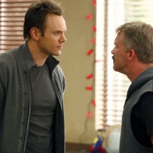 Community: Danny Pudi, Joel McHale ed Anthony Michael Hall nell'episodio Comparative Religion