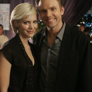 Community: Joel McHale e Katharine McPhee nell'episodio Basic Genealogy