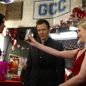 Community: Lauren Stamile, Joel McHale e Gillian Jacobs nell'episodio Communication Studies