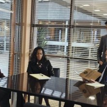 Flashforward: Amy Rosoff, Milauna Jemai, Joseph Fiennes e John Cho in una scena dell'episodio Let No Man Put Asunder