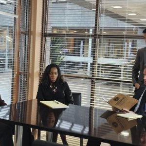 Flashforward: Amy Rosoff, Milauna Jemai, Joseph Fiennes e John Cho in una scena dell'episodio Let No Man Put Asunder