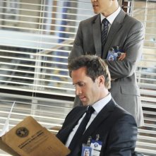 Flashforward: John Cho e Joseph Fiennes in una scena dell'episodio Let No Man Put Asunder