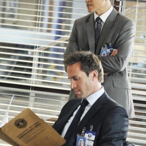 Flashforward: John Cho e Joseph Fiennes in una scena dell'episodio Let No Man Put Asunder