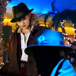 Fringe: Anna Torv in una delle prime immagini dell'episodio musicale Brown Betty