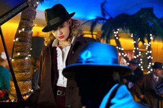 Fringe: Anna Torv in una delle prime immagini dell'episodio musicale Brown Betty