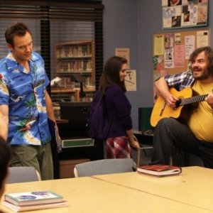 Jack Black con Joel McHale in una scena dell'episodio Investigative Journalism di Community