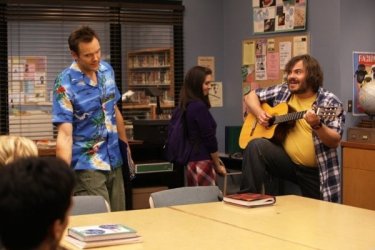 Jack Black con Joel McHale in una scena dell'episodio Investigative Journalism di Community