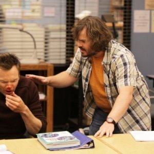 Jack Black con Joel McHale nell'episodio Investigative Journalism di Community