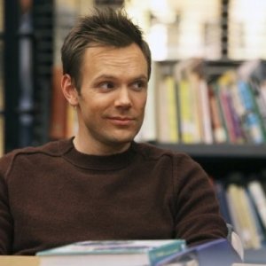 Joel McHale in una scena dell'episodio Investigative Journalism di Community