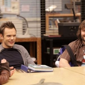 La guest star Jack Black con Joel McHale in una scena dell'episodio Investigative Journalism di Community