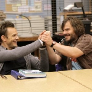 La guest star Jack Black con Joel McHale nell'episodio Investigative Journalism di Community