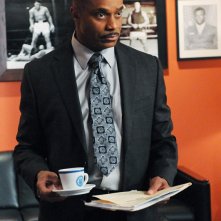 Leon Vance (Rocky Carroll), nel suo studio, nell'episodio Guilty Pleasure di Navy NCIS