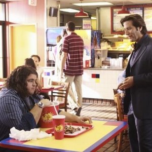 Lost: Henry Ian Cusick e Jorge Garcia nell'episodio Everybody Loves Hugo