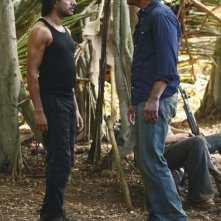 Lost: Josh Holloway e Naveen Andrews nell'episodio Everybody Loves Hugo