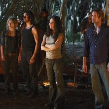 Lost: Josh Holloway, Evangeline Lilly, Naveen Andrews ed Emilie De Ravin nell'episodio Everybody Loves Hugo