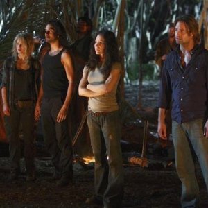 Lost: Josh Holloway, Evangeline Lilly, Naveen Andrews ed Emilie De Ravin nell'episodio Everybody Loves Hugo
